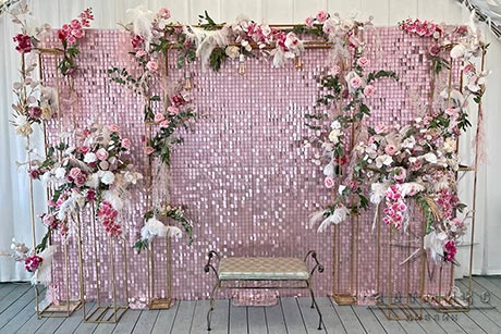Фотозона "Розовые пайетки с золотыми стойками и цветами"