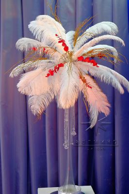 Страусиные перья в высоких вазах для оформления праздничных столов на Новый год