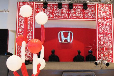 Украшение сцены и зала на открытие автосалона "Хонда"